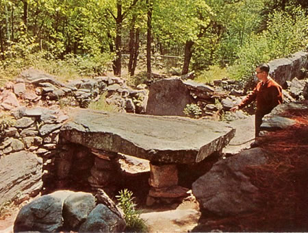 Fotografía de la década de 1960 cuando las piedras no habían sido removidas.

