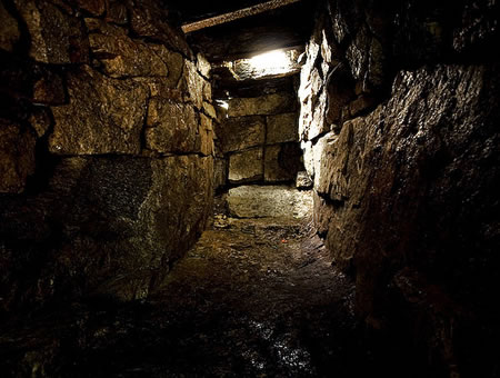 Cuarto del oráculo. Por debajo de la "Piedra sacrificial" se accedía al subterráneo cuarto del oráculo. El sacerdote hablaba a la gente agrupada alrededor del altar, su voz parecía flotar arriba de la losa, como emitida por un espíritu incorpóreo.

