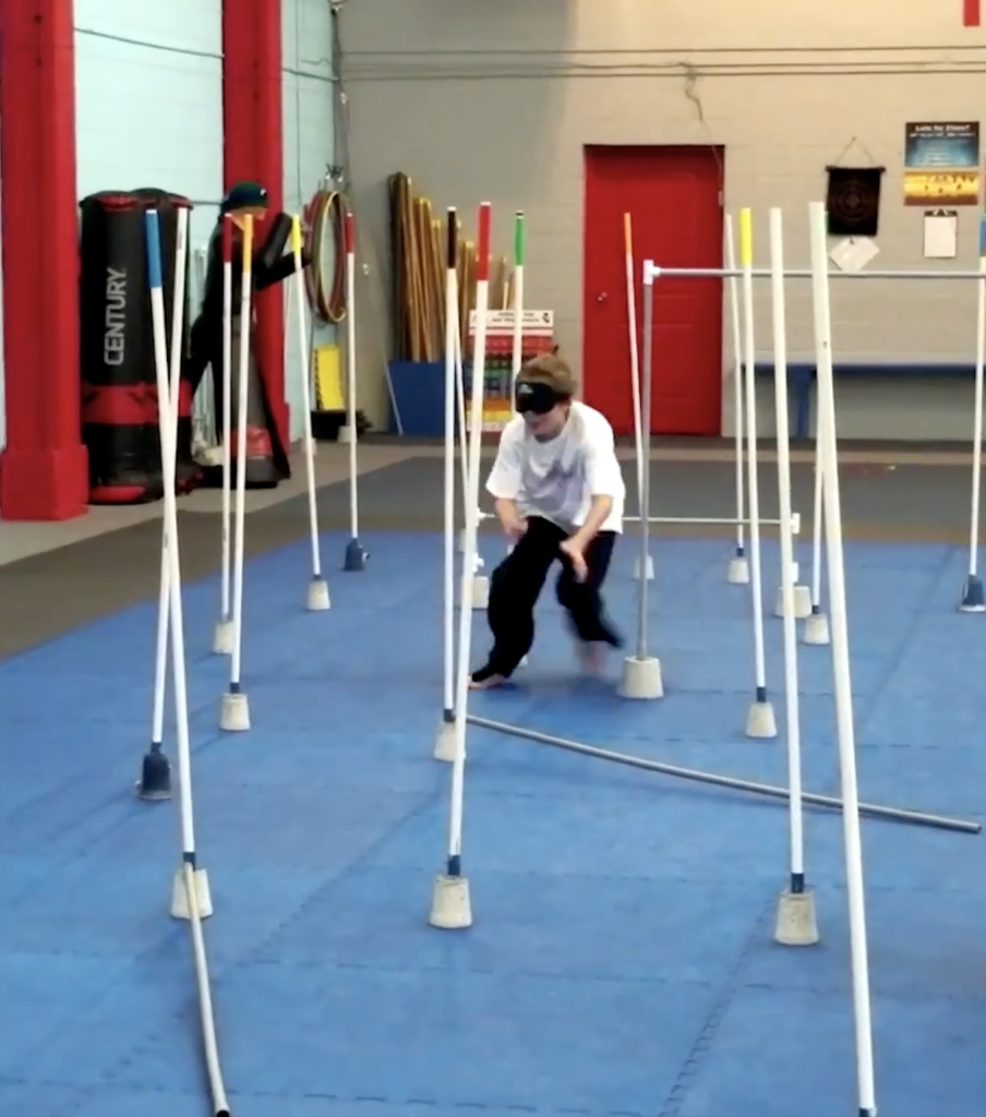 Niños practicando artes marciales con los ojos vendados