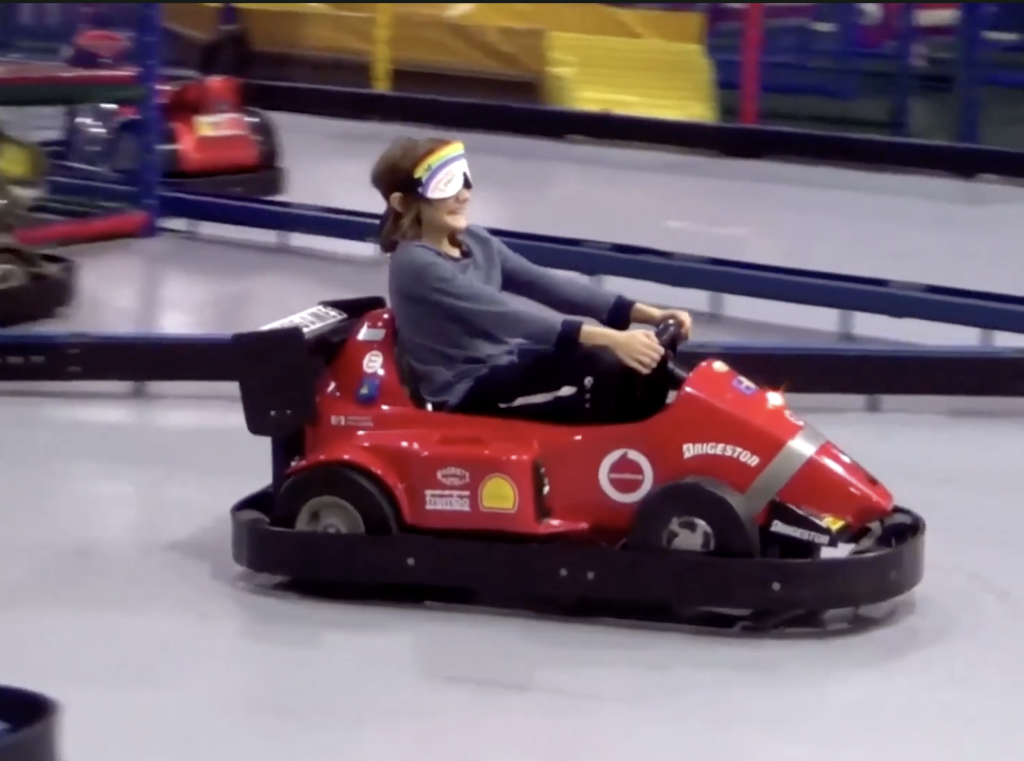 Niña manejando mientras usa solamente la Visión Extra Ocular