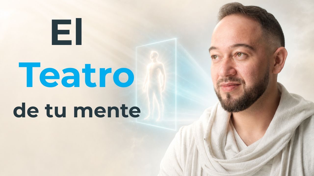 Rafael Guía junto a una figura de luz proyectada: el Teatro de tu mente